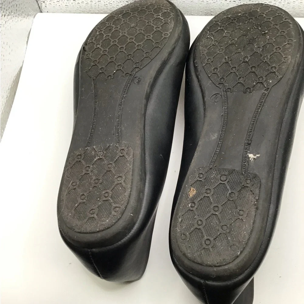 Bella Marie Black Very Comfortable Flats. In size 9
